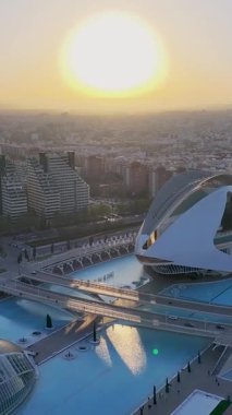 Valencia, Valenciana İspanya 'daki Bilim Müzesi' nde Günbatımı. Gelecekçi Şehir Manzarası. Bilim Müzesi. Valencia, Valenciana İspanya 'da. Turizm Tarihi Yer. Günbatımı Skyline.