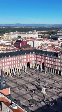 Madrid 'deki Madrid Belediye Başkanı De Madrid' de. Plaza Belediye Başkanı Sahnesi. Şehir merkezindeki şehir manzarası. Madrid Comunidad De Madrid İspanya 'da. Dışarıdaki sahil yolunda. Tarihi Yer Skyline.