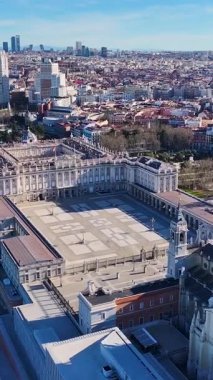 Madrid Kraliyet Sarayı Comunidad De Madrid İspanya. Ortaçağ Şehir Sahnesi. Şehir merkezindeki şehir manzarası. Madrid Comunidad De Madrid İspanya 'da. Kentsel Açık Hava. Avrupa Skyline.