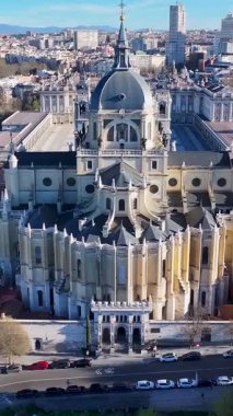 Madrid 'deki Santa Maria Katedrali De Madrid İspanya. Şehir merkezindeki şehir manzarası. Din sembolü. Ortaçağ Binası. İspanya 'daki Comunidad De Madrid' deki Santa Maria Katedrali. Kraliyet Sarayı.