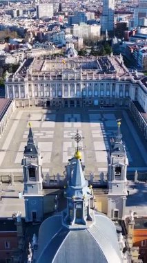 Madrid İspanya Topluluğunda Madrid Kraliyet Sarayı. Ortaçağ Binaları manzarası. Şehir merkezinde. Capital City Sahnesi. İspanya 'daki Madrid Kraliyet Sarayı. Güzel Şehir Manzarası.