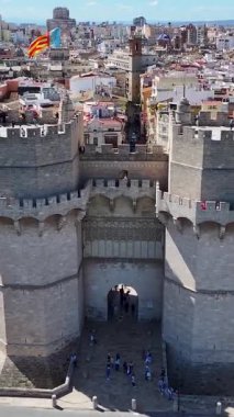 Valence Community İspanya 'daki Serranos Kuleleri. Ortaçağ Binaları Sahnesi. Şehir merkezindeki şehir manzarası. Valence Community İspanya 'da Valencia. Kültür Mirası Skyline. Şehir Sahnesi.