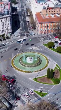 Madrid İspanya 'daki Neptuno Çeşmesi. Meşhur döner kavşak. Şehir merkezindeki şehir manzarası. Kültür Mirası Skyline. İspanya 'daki Neptuno Çeşmesi. Madrid Sokak Sahnesi.