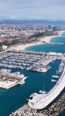 Barcelona Limanı, Katalonya, İspanya. Şehir Plajı. Bay Water Sahnesi. Şehir merkezinde. Barcelona Limanı, Katalonya, İspanya. Huzurlu Manzara.