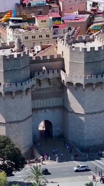 Valencia, Valenciana İspanya 'daki Serranos Kuleleri. Eski Şehir Manzarası. Şehir merkezinde. Valencia, Valenciana İspanya 'da. Turia Gardens 'ın silüeti. Güzel Şehir Manzarası.