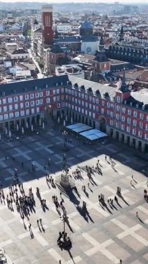 Madrid 'in Madrid Belediye Başkanı İspanya' da. Ortaçağ Binaları manzarası. Şehir merkezinde. Madrid İspanya Topluluğu 'nda Madrid. Belediye Başkanı Meydanı Sahnesi. Güzel Şehir Manzarası.