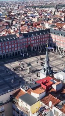 Madrid 'in Madrid Belediye Başkanı İspanya' da. Ortaçağ Binaları manzarası. Şehir merkezinde. Madrid İspanya Topluluğu 'nda Madrid. Belediye Başkanı Meydanı Sahnesi. Güzel Şehir Manzarası.