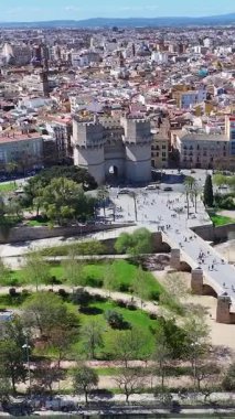 Valencia, Valenciana İspanya 'daki Serranos Kuleleri. Eski Şehir Manzarası. Şehir merkezinde. Valencia, Valenciana İspanya 'da. Turia Gardens 'ın silüeti. Güzel Şehir Manzarası.