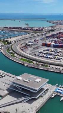 Valence Community İspanya 'daki La Marina Otoparkı. Çarpıcı şehir manzarası. Plaj manzarası. Highrise Binaları. Valence Community İspanya 'daki La Marina Otoparkı. Doğa Arkaplanı.