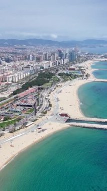 Barselona Barceloneta Sahili Katalonya İspanya. Çarpıcı şehir manzarası. Plaj manzarası. Highrise Binaları. Barselona Barceloneta Sahili Katalonya İspanya. Doğa Arkaplanı.