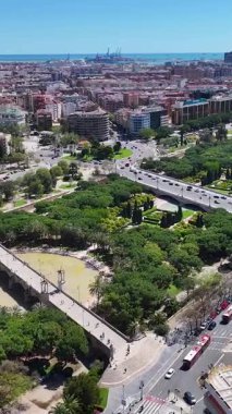 Valencia 'daki Turia Gardens, Valenciana İspanya. Doğa Parkı Sahnesi. Şehir merkezinde. Valencia, Valenciana İspanya 'da. Botanik bahçesi silueti. Güzel Şehir Manzarası.