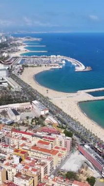 Barcelona Barcelona 'da Barceloneta Plajı İspanya' da. Şehir Plajı. Bay Water Sahnesi. Şehir merkezinde. Barselona İspanya 'daki Barceloneta Plajı. Huzurlu manzara. İspanya Skyline.