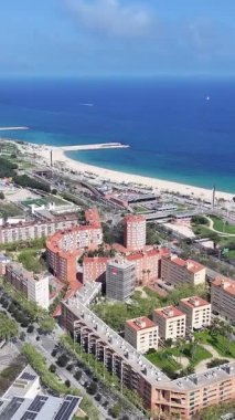 Barcelona Barcelona 'da Barceloneta Plajı İspanya' da. Plaj manzarası. Liman Koyu Sahnesi. Şehir merkezinde. Barselona İspanya 'daki Barceloneta Plajı. İnanılmaz bir şehir manzarası. İspanya Skyline.