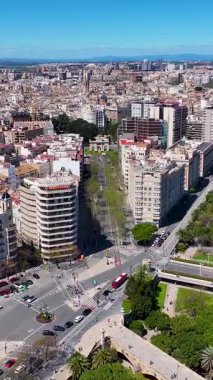 Valencia 'daki Turia Gardens Valence Community İspanya' da. Eğlence Parkı Sahnesi. Şehir merkezindeki şehir manzarası. Valence Community İspanya 'da Valencia. Kültür Mirası Skyline. Şehir Sahnesi.