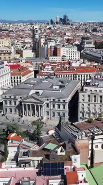 Madrid 'deki Madrid Skyline İspanya Topluluğunda. Ortaçağ Binaları Sahnesi. Şehir merkezindeki şehir manzarası. Kültür Mirası Skyline. İspanya 'da Madrid Skyline. Şehir Sahnesi.