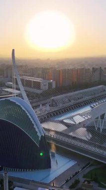 Valence Community İspanya 'da Valencia Skyline' da günbatımı. Fütürist Binalar. Şehir merkezindeki şehir manzarası. Valence Community İspanya 'da Valencia. Günbatımı Skyline. Sanat Müzesi..