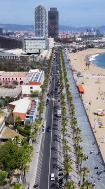 Barselona Barceloneta Sahili Katalonya İspanya. Şehir Plajı. Bay Water Sahnesi. Şehir merkezinde. Barselona Barceloneta Sahili Katalonya İspanya. Huzurlu Manzara.