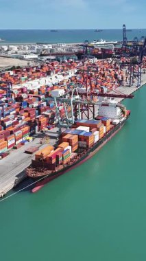 Valencia Limanı, Valencia, Valenciana İspanya. Yük gemisi. Deniz Taşımacılığı. İspanya 'daki Valencia Limanı. Manzara değişimi. Ticaret Pazarı Sahnesi.