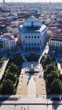 Madrid İspanya Topluluğunda Madrid Kraliyet Sarayı. Ortaçağ Şehir Sahnesi. Kraliyet Tiyatrosu. Güzel Bahçe. İspanya 'daki Madrid Kraliyet Sarayı. Oriente Meydanı Skyline.