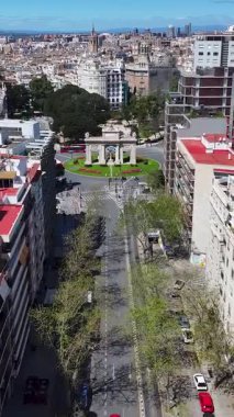 Valencia, Valenciana İspanya 'da Puerta De La Mar. Highrise Binaları Sahnesi. Şehir merkezinde. Valencia, Valenciana İspanya 'da. Deniz Kapısı Skyline. Güzel Anıt.