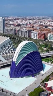 Valence Community İspanya 'da Valencia Skyline' da. Fütürist Binalar. Şehir merkezindeki şehir manzarası. Valence Community İspanya 'da Valencia. Güzel Skyline. Sanat Müzesi..