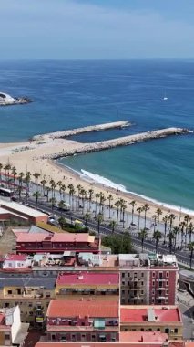 Barcelona Barcelona 'da Barceloneta Plajı İspanya' da. Çarpıcı şehir manzarası. Plaj manzarası. Highrise Binaları. Barselona İspanya 'daki Barceloneta Plajı. Doğa Arkaplanı. İspanya Skyline.