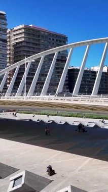 Valence Community İspanya 'daki Valcia' daki sergi köprüsü. Arch Köprüsü Sahnesi. Şehir merkezindeki şehir manzarası. Valence Community İspanya 'da Valencia. Turia Gardens 'ın silüeti. Şehir Sahnesi.