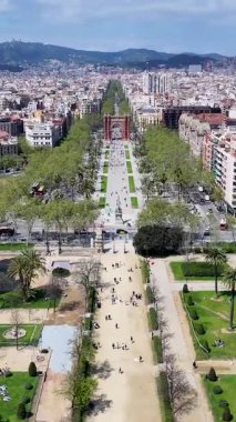 Barcelona, İspanya 'da Barcelona' da Arc De Triomf. Şehir manzarası manzarası. Şehir merkezinde. Kültür Mirası Skyline. Barselona İspanya 'da Arc De Triomf. Güzel Metropolis. İspanya Skyline.