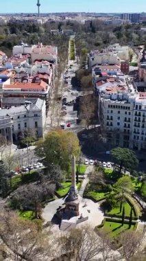 Madrid 'deki Madrid Borsası De Madrid İspanya' da. Kültür Mirası. Şehir merkezindeki şehir manzarası. Finansal Bina Skyline. Madrid Borsası İspanya 'da. Güzel El Retiro Parkı.