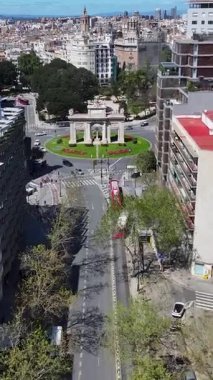 Valence Community İspanya 'da Deniz Kapısı. Şehir merkezindeki şehir manzarası. Puerta De La Mar Heykeli. Valence Community İspanya 'da Valencia. Kültür Mirası Skyline. Şehir Sahnesi.