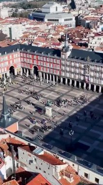 Madrid 'in Madrid Belediye Başkanı İspanya' da. Ortaçağ Binaları manzarası. Şehir merkezinde. Madrid İspanya Topluluğu 'nda Madrid. Belediye Başkanı Meydanı Sahnesi. Güzel Şehir Manzarası.