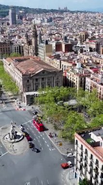 Barcelona 'daki Ciutadella Parkı Katalonya Topluluğu İspanya. Eğlence Parkı Sahnesi. Şehir merkezindeki şehir manzarası. Barselona Katalonya Topluluğu İspanya. Ciutadella Skyline. Şehir Sahnesi.
