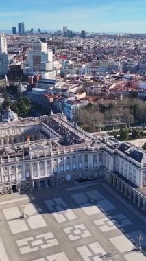 Madrid İspanya Topluluğunda Madrid Kraliyet Sarayı. Ortaçağ Binaları manzarası. Şehir merkezinde. Capital City Sahnesi. İspanya 'daki Madrid Kraliyet Sarayı. Güzel Şehir Manzarası.