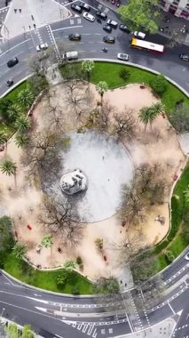 Barselona İspanya 'daki Manzaralı Kavşak. Meşhur döner kavşak. Şehir merkezindeki şehir manzarası. Top View Geçidi. İspanya 'da Manzaralı Kavşak. Barselona Sokak Sahnesi.