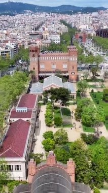 Barcelona 'daki Ciutadella Parkı Katalonya Topluluğu İspanya. Eğlence Parkı Sahnesi. Şehir merkezindeki şehir manzarası. Barselona Katalonya Topluluğu İspanya. Ciutadella Skyline. Şehir Sahnesi.