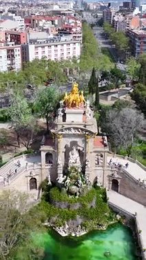 Barcelona 'daki Ciutadella Parkı Katalonya Topluluğu İspanya. Eğlence Parkı Sahnesi. Şehir merkezindeki şehir manzarası. Barselona Katalonya Topluluğu İspanya. Ciutadella Skyline. Şehir Sahnesi.