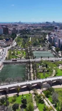 Valence Community İspanya 'daki Roman Köprüleri. Ortaçağ Binaları Sahnesi. Şehir merkezindeki şehir manzarası. Valence Community İspanya 'da Valencia. Kültür Mirası Skyline. Şehir Sahnesi.