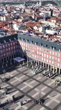 Madrid 'in Madrid Belediye Başkanı İspanya' da. Ortaçağ Binaları manzarası. Şehir merkezinde. Madrid İspanya Topluluğu 'nda Madrid. Belediye Başkanı Meydanı Sahnesi. Güzel Şehir Manzarası.