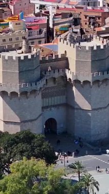 Valence Community İspanya 'daki Serranos Kuleleri. Ortaçağ Binaları Sahnesi. Şehir merkezindeki şehir manzarası. Valence Community İspanya 'da Valencia. Kültür Mirası Skyline. Şehir Sahnesi.