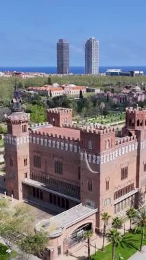 Barcelona 'daki Ciutadella Parkı Katalonya Topluluğu İspanya. Highrise Binaları Sahnesi. Şehir merkezindeki şehir manzarası. Barselona Katalonya Topluluğu İspanya. Katalonya gökyüzü. Bölgesel Hava Görünümü.