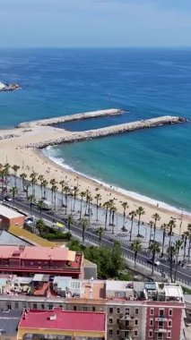 Barselona Barceloneta Sahili Katalonya İspanya. Şehir Plajı. Bay Water Sahnesi. Şehir merkezinde. Barselona Barceloneta Sahili Katalonya İspanya. Huzurlu Manzara.