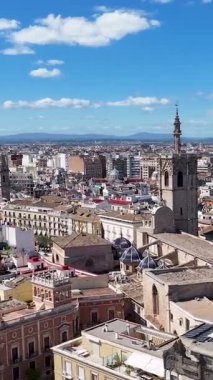 Valence Community İspanya 'daki La Reina Meydanı. Ortaçağ Binaları Sahnesi. Şehir merkezindeki şehir manzarası. Valence Community İspanya 'da Valencia. Kültür Mirası Skyline. Şehir Sahnesi.