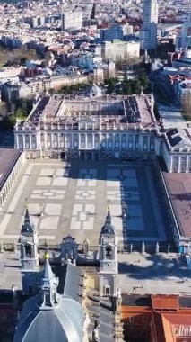 Madrid İspanya Topluluğunda Madrid Kraliyet Sarayı. Ortaçağ Binaları manzarası. Şehir merkezinde. Capital City Sahnesi. İspanya 'daki Madrid Kraliyet Sarayı. Güzel Şehir Manzarası.