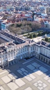 Madrid Kraliyet Sarayı Comunidad De Madrid İspanya. Ortaçağ Şehir Sahnesi. Şehir merkezindeki şehir manzarası. Madrid Comunidad De Madrid İspanya 'da. Kentsel Açık Hava. Avrupa Skyline.