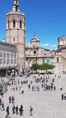 Valence Community İspanya 'daki La Reina Meydanı. Ortaçağ Binaları Sahnesi. Şehir merkezindeki şehir manzarası. Valence Community İspanya 'da Valencia. Kültür Mirası Skyline. Şehir Sahnesi.