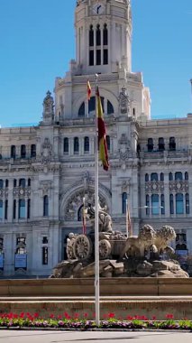 Madrid 'deki Cibeles Sarayı De Madrid İspanya' da. Ortaçağ İnşaat Sahnesi. Şehir merkezindeki şehir manzarası. Madrid Comunidad De Madrid İspanya 'da. Kültür Mirası Skyline. Meşhur Döner kavşak.