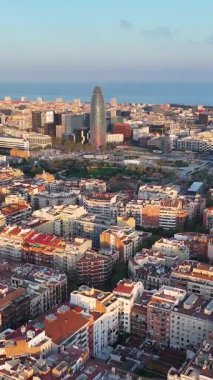 Katalonya İspanya Topluluğu 'ndaki Barselona' daki Şanlı Kule 'de Gün Batımı. Ortaçağ Binaları. Şehir merkezindeki şehir manzarası. Barselona Katalonya Topluluğu İspanya. Günbatımı Skyline. Güneş Sahnesi Rays of Sun.