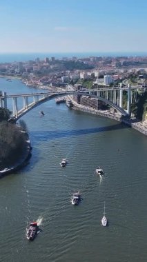Porto Portekiz 'in Porto bölgesindeki Porto Skyline' da. Kıyı manzarası. Douro Nehri. Arch Köprüsü Şehri. Portekiz 'de Porto Skyline. Portekiz Skyline 'ı. Seyahat Alanı.