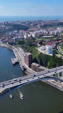Porto Bölgesi Portekiz 'deki Porto Skyline' da. Sahil Binaları. Eski Şehir Manzarası. Şehir merkezindeki şehir manzarası. Portekiz 'de Porto Skyline. Portekiz Skyline 'ı. Seyahat Alanı.