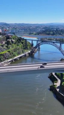 Porto Portekiz 'in Porto bölgesindeki Porto Skyline' da. Coastal City. Bayan Maria Pia Köprüsü Peyzajı. Freeway Yükseltilmiş Yol. Portekiz 'de Porto Skyline. Portekiz Skyline 'ı. Seyahat Alanı.